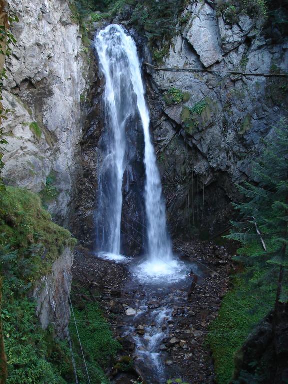 ホテル Gite Auberge Les Cascades ラ・モンジー エクステリア 写真